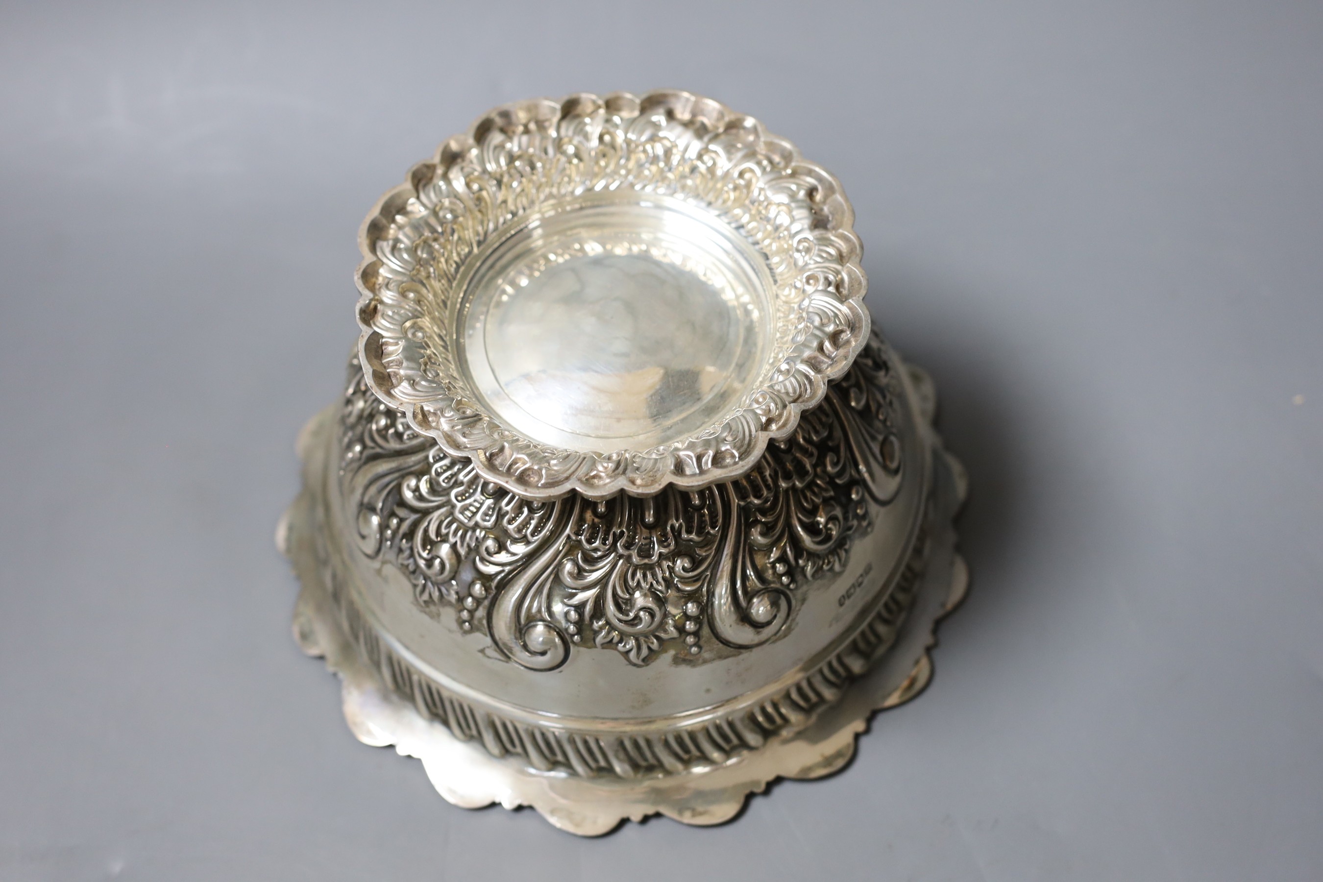 A later Victorian repousse silver bowl, Fenton Brothers Ltd, Sheffield, 1898, diameter, 20.5cm, 13.9oz.